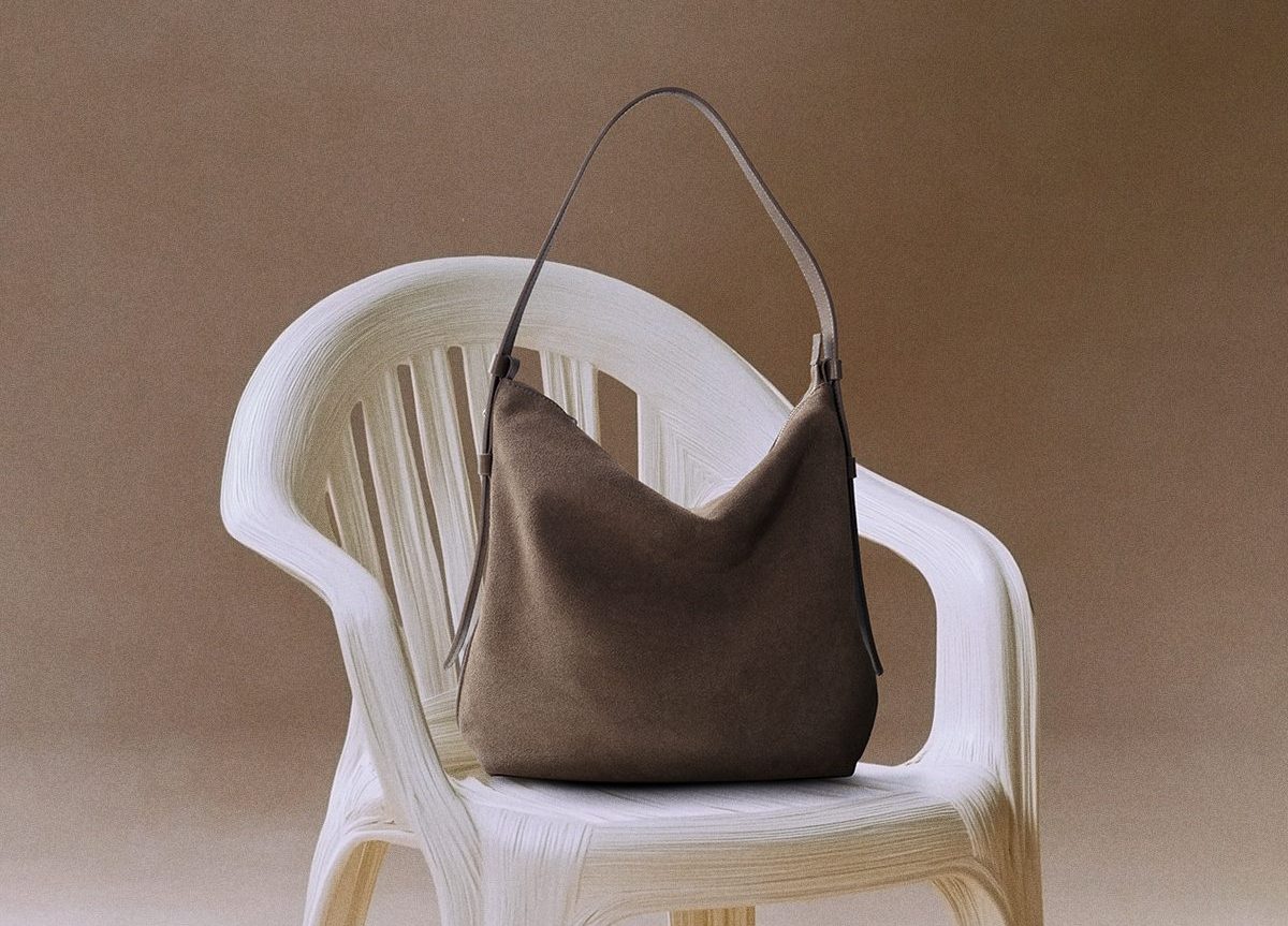 selfconcept__httpss.mj.run3cgjUl7vwKY_yellow_monobloc_chair._Th_feac0278-a542-4430-ad99-e232c297337c Cindy size L – be xám da lộn mix da trơn bằng da thật – ảnh chính